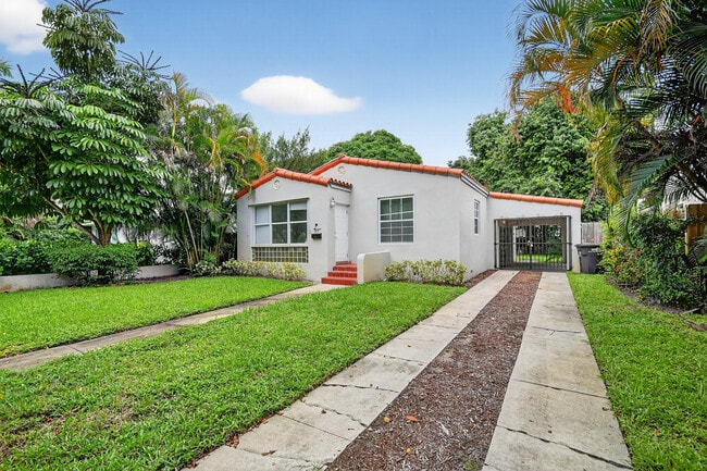 Building Photo - 2817 Poinsettia Ave