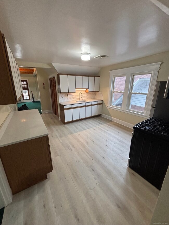 Building Photo - 585 Beechwood Ave