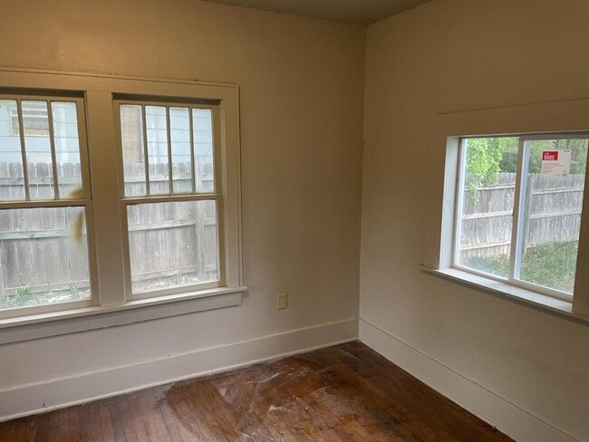 Building Photo - 1915 E Randolph Ave