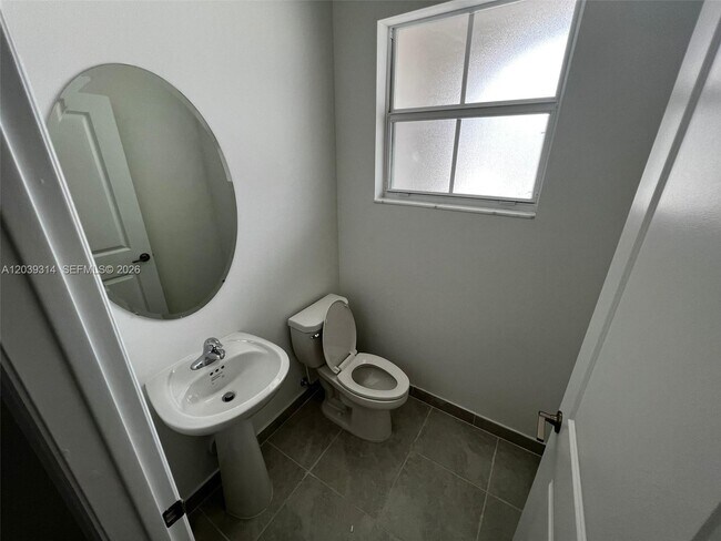 Foto del edificio - 1180 SE 26 TERR