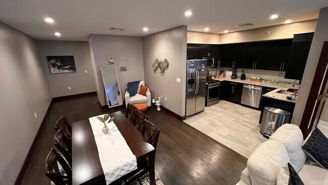 Foto del edificio - 8 White Hall Rd