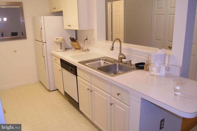 Building Photo - 10021 Vanderbilt Cir