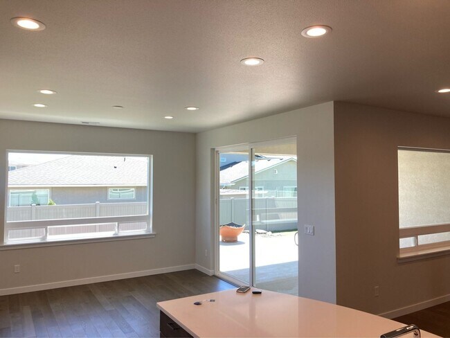 Building Photo - 3-Bed, 2 Bath Stunner in Kestrel Point