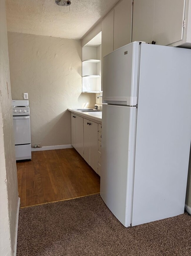 Building Photo - Back House Clean and Cute