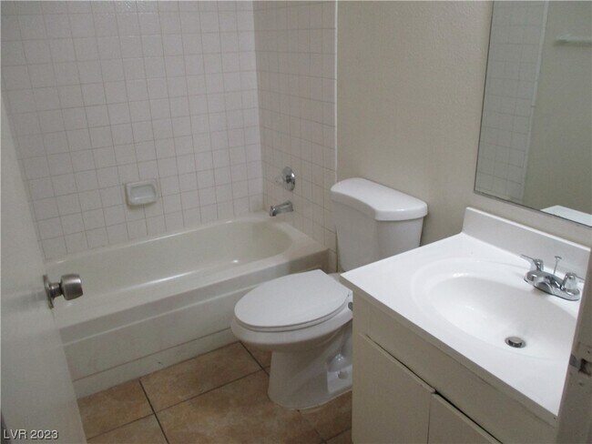 Building Photo - 4570 Carriage Park Dr