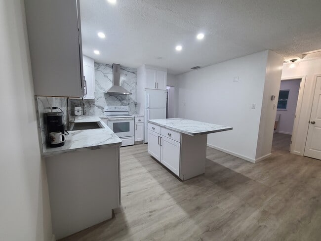 Building Photo - 3031 NE Savannah Rd