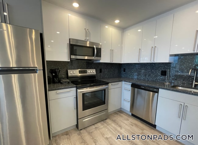 Building Photo - 1028a Commonwealth Ave