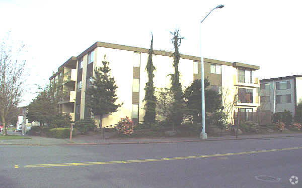 Building Photo - Twin Cedars
