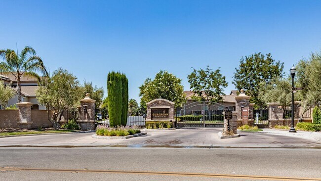 Building Photo - Updated European Grove Home in NW Fresno