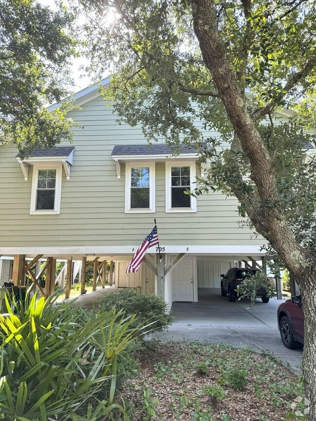 Building Photo - 705 3rd Ave Ext