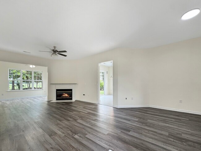 Foto del edificio - 4333 Oakwood Cir