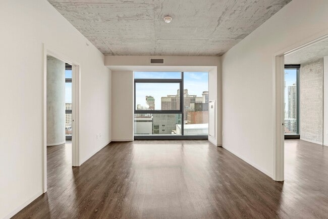 Building Photo - 643 S Clark St