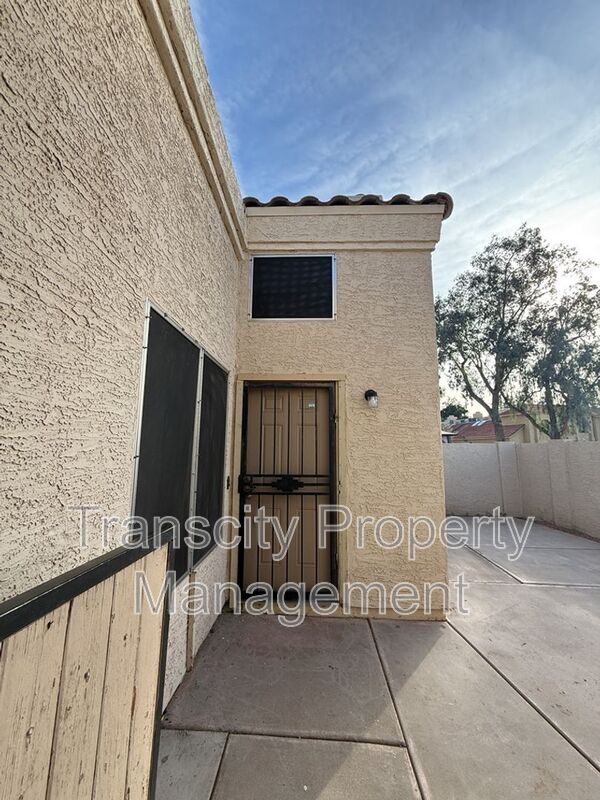 Foto del edificio - 1111 W Summit Pl