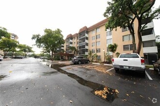 Building Photo - 4160 Inverrary Dr