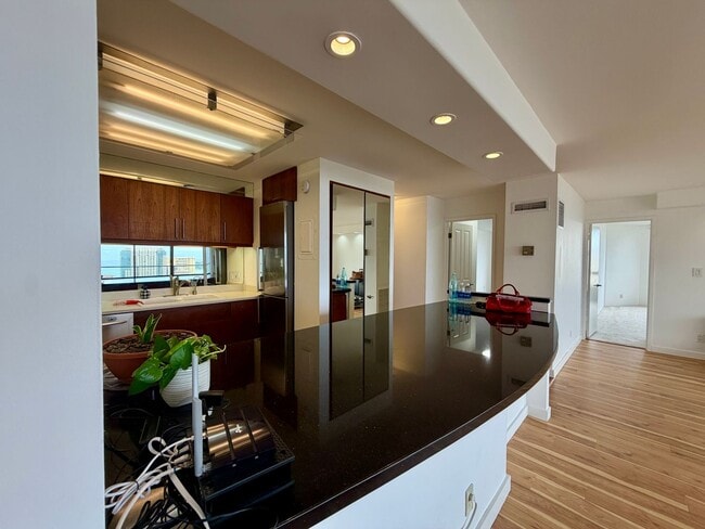 Building Photo - Luxury High-Floor Condo with Panoramic Ocean & Diamond Head Views | 2 Parking | Great Building Am...