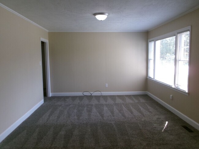Foto del edificio - 3 bedroom, 1 bath home conveniently locate...