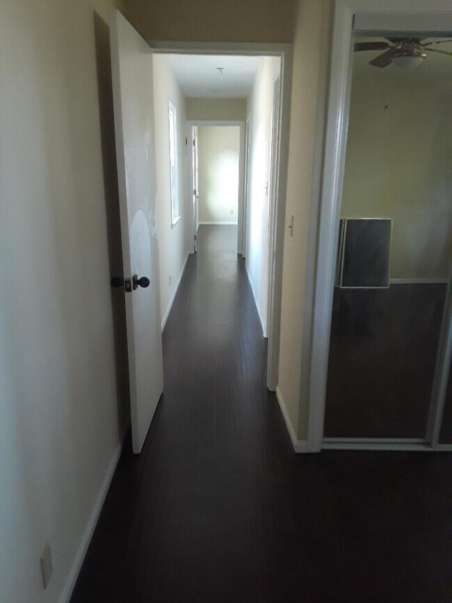 Foto del edificio - 599 N Oakland Ave