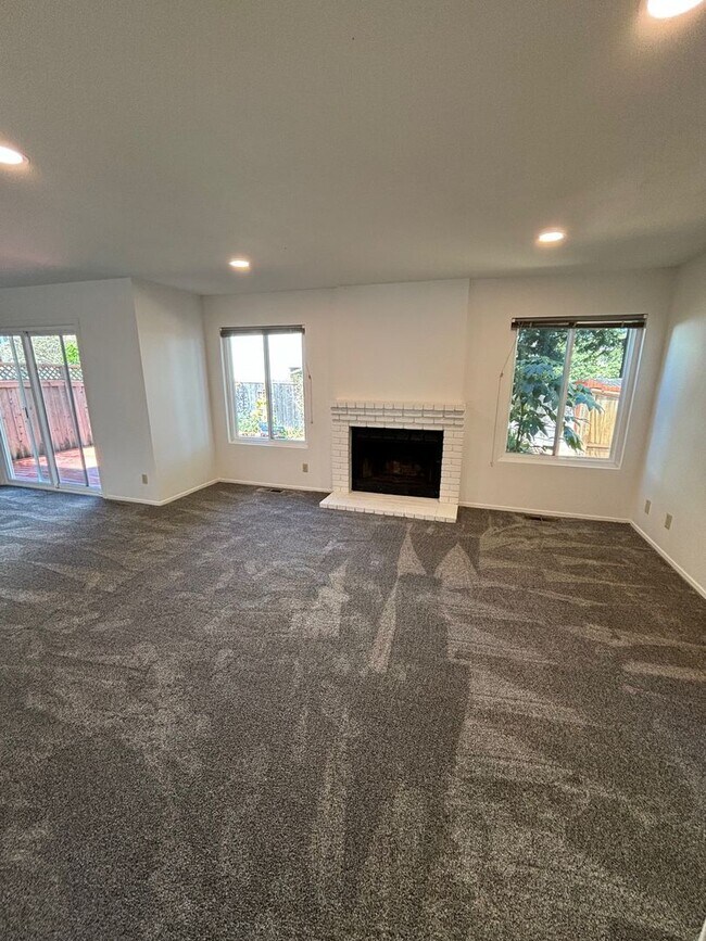 Foto del edificio - 4 Bedroom 3.5 Bathroom plus bonus room in ...