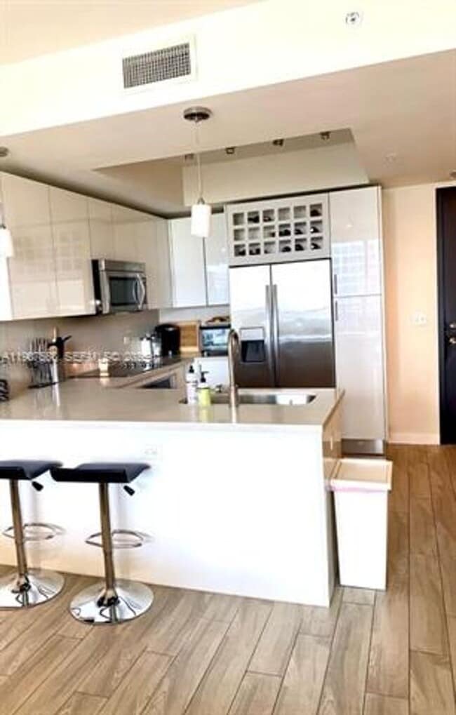 Building Photo - 999 SW 1st Ave