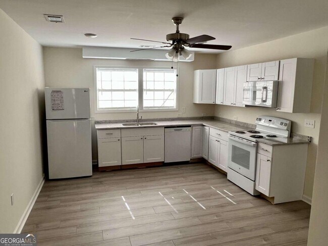 Foto del edificio - 602 Dee Kennedy Rd