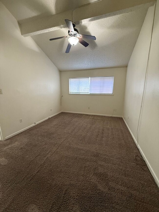 Building Photo - 3bd 2BA Townhouse