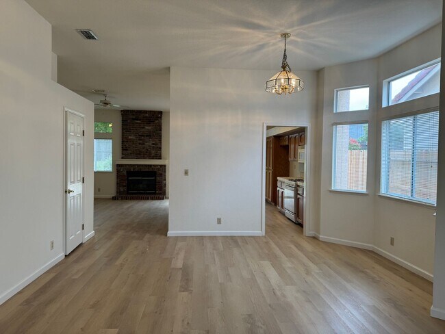Building Photo - Charming Roseville home with new LVP floor...