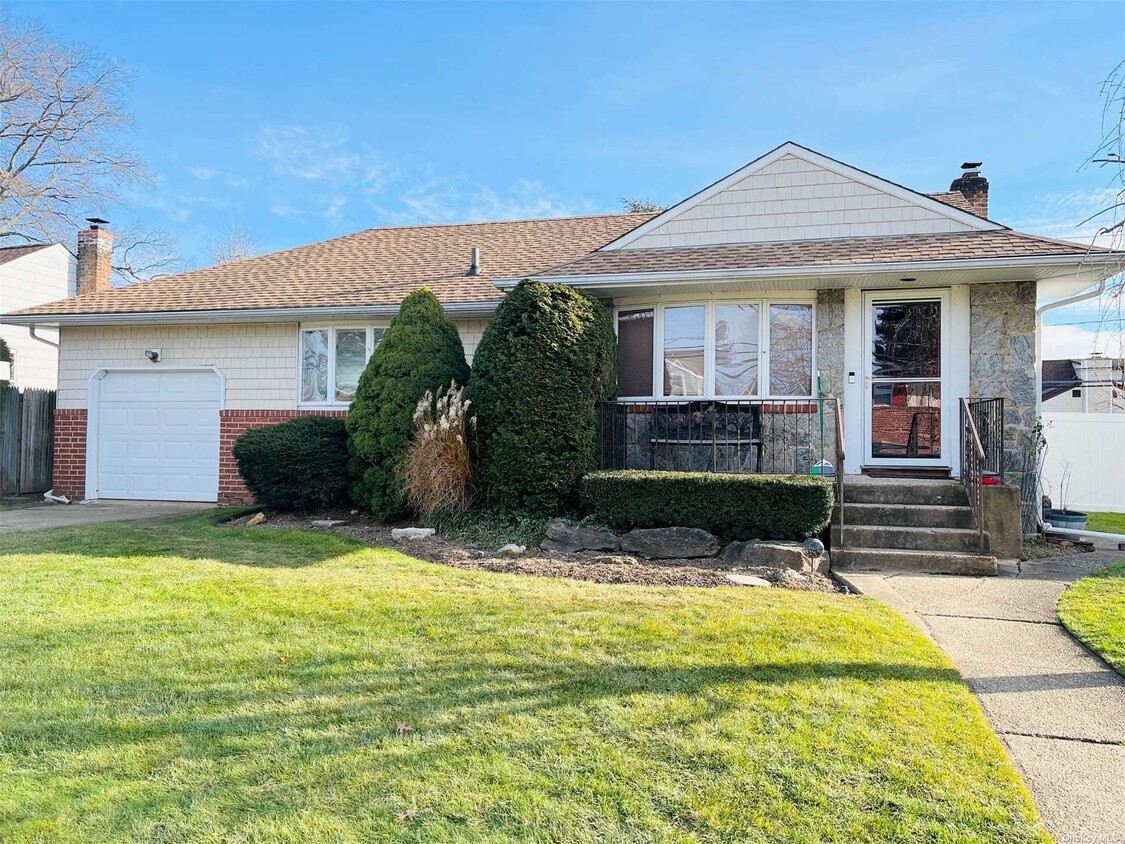 Primary Photo - 143 Pollok Pl