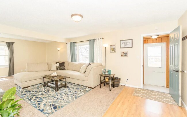 Sala de estar (Puerta principal) - 108 5th St NE