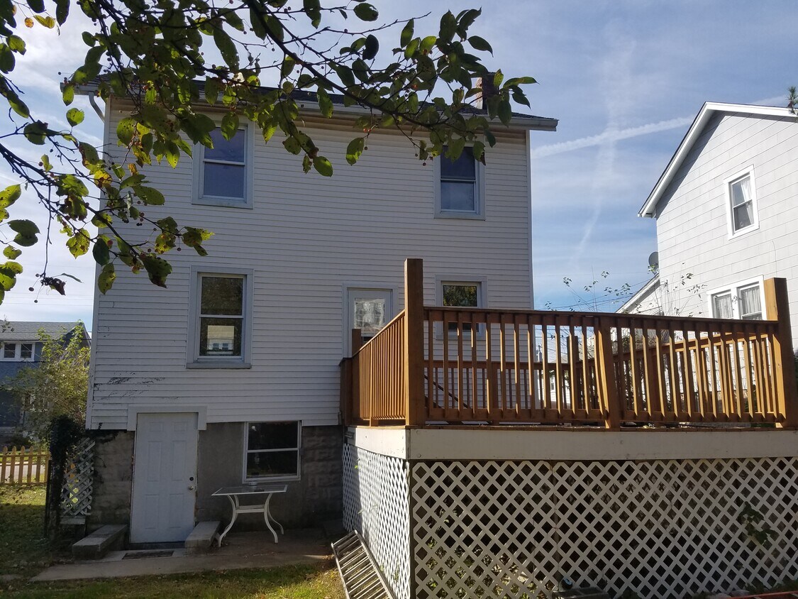 Large fenced in back yard - 1322 Poplar Avenue