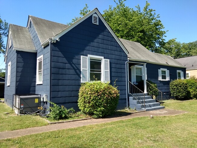 Building Photo - Cozy Cottage