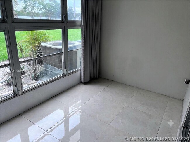 Foto del edificio - 960 Crystal Lake Dr