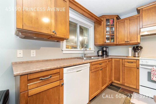Photo du bâtiment - Beautiful Home With Huge Backyard!