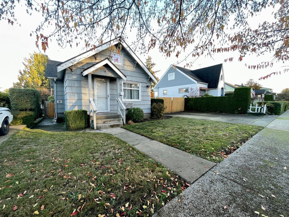 Primary Photo - Quaint 2-Bed, 2-Bath Home in Central Tacom...