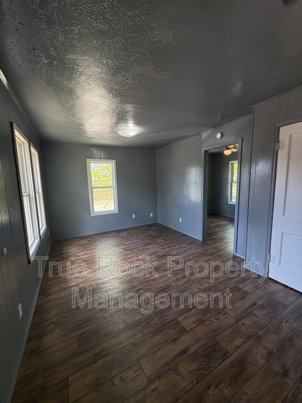 Building Photo - 522 S Stonewall Ave