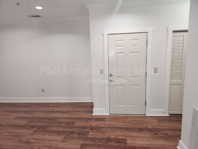 Building Photo - 9 Kenilworth Knolls