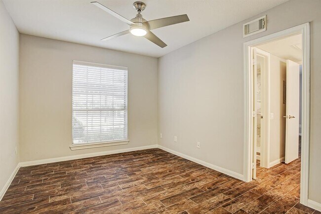 Foto del edificio - 1860 White Oak Dr