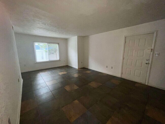 Building Photo - 407 76th Ave N