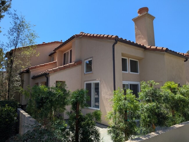 corner, end unit - 20 Corsica Dr