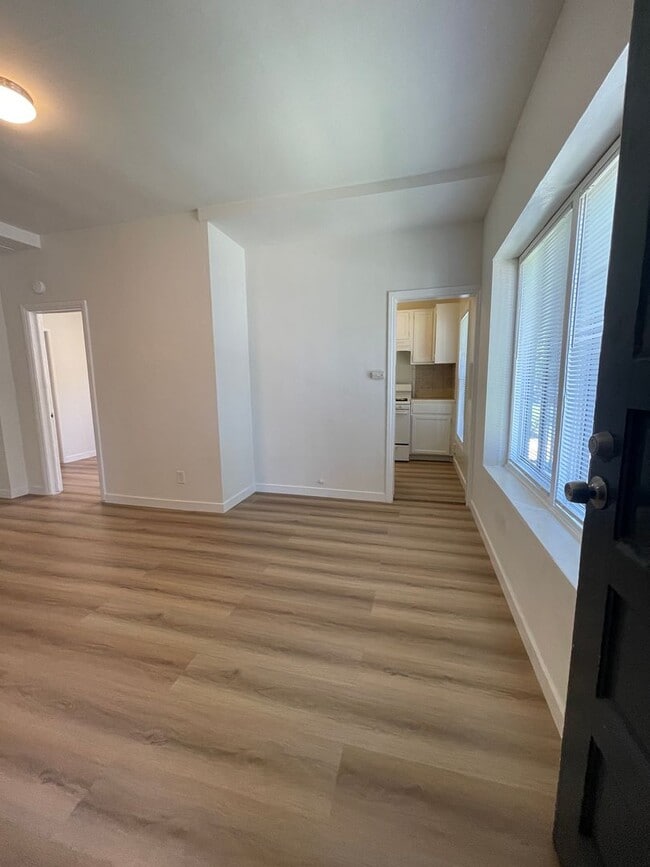 Building Photo - Lower 1 Bedroom 1 Bath in Long Beach