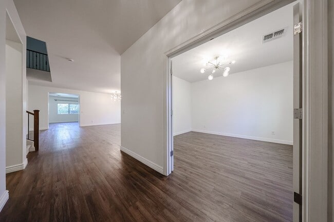 Foto del edificio - 2744 E Donato Dr