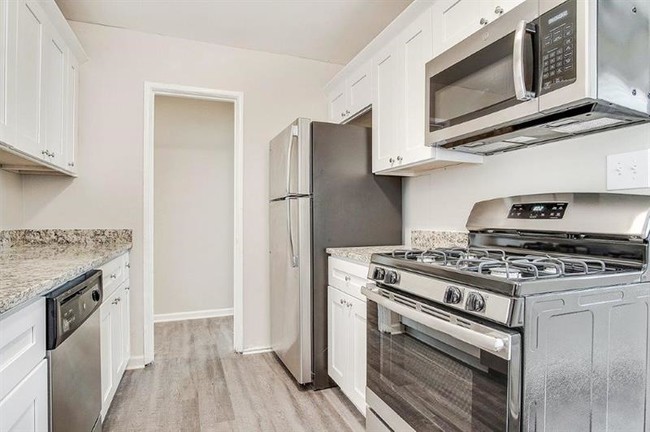 Building Photo - 2329 Meadowlane Dr SW