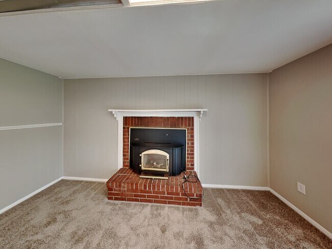 Building Photo - MOVE IN SPECIAL! 3 bed 2 bath ranch with f...