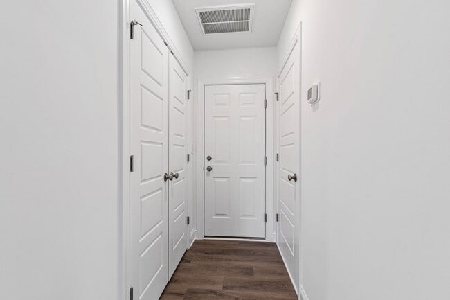 Building Photo - Stunning 4-Bedroom Home for Rent in Prime Cary Location!