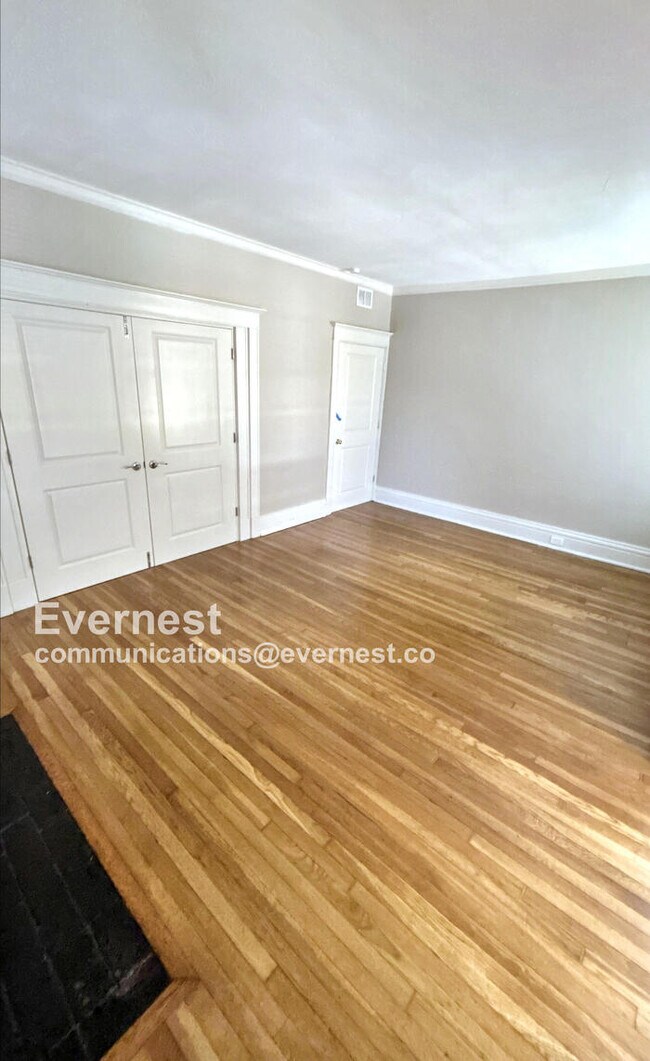 Foto del edificio - 4166 Russell Blvd