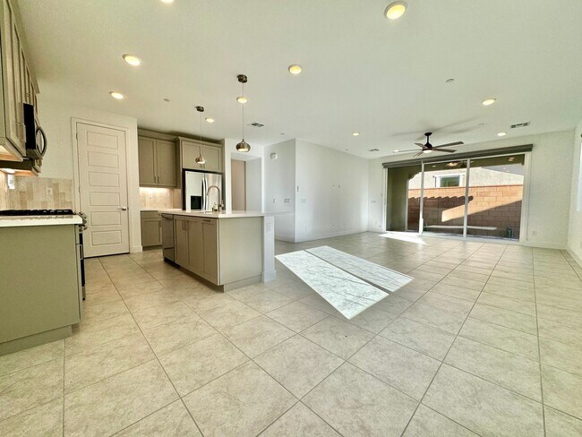 Foto del edificio - AVAILABLE NOW! GORGEOUS 3 BED / 3 BATH NEW...