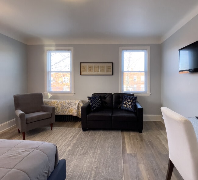 Building Photo - 1513 Oates St NE