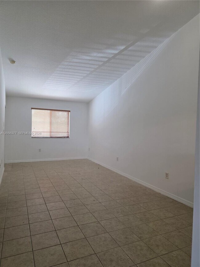 Foto del edificio - 3415 NE 9th Dr