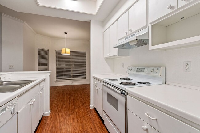 Building Photo - 6000 Shepherd Mountain Cove