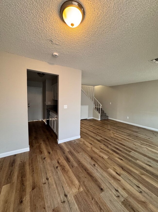 Foto del edificio - NEWLY REMODELED Spacious & Cozy 3 bed + 1....