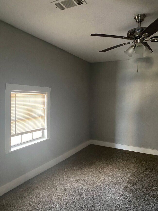 Building Photo - 3/2 in East Sherman!